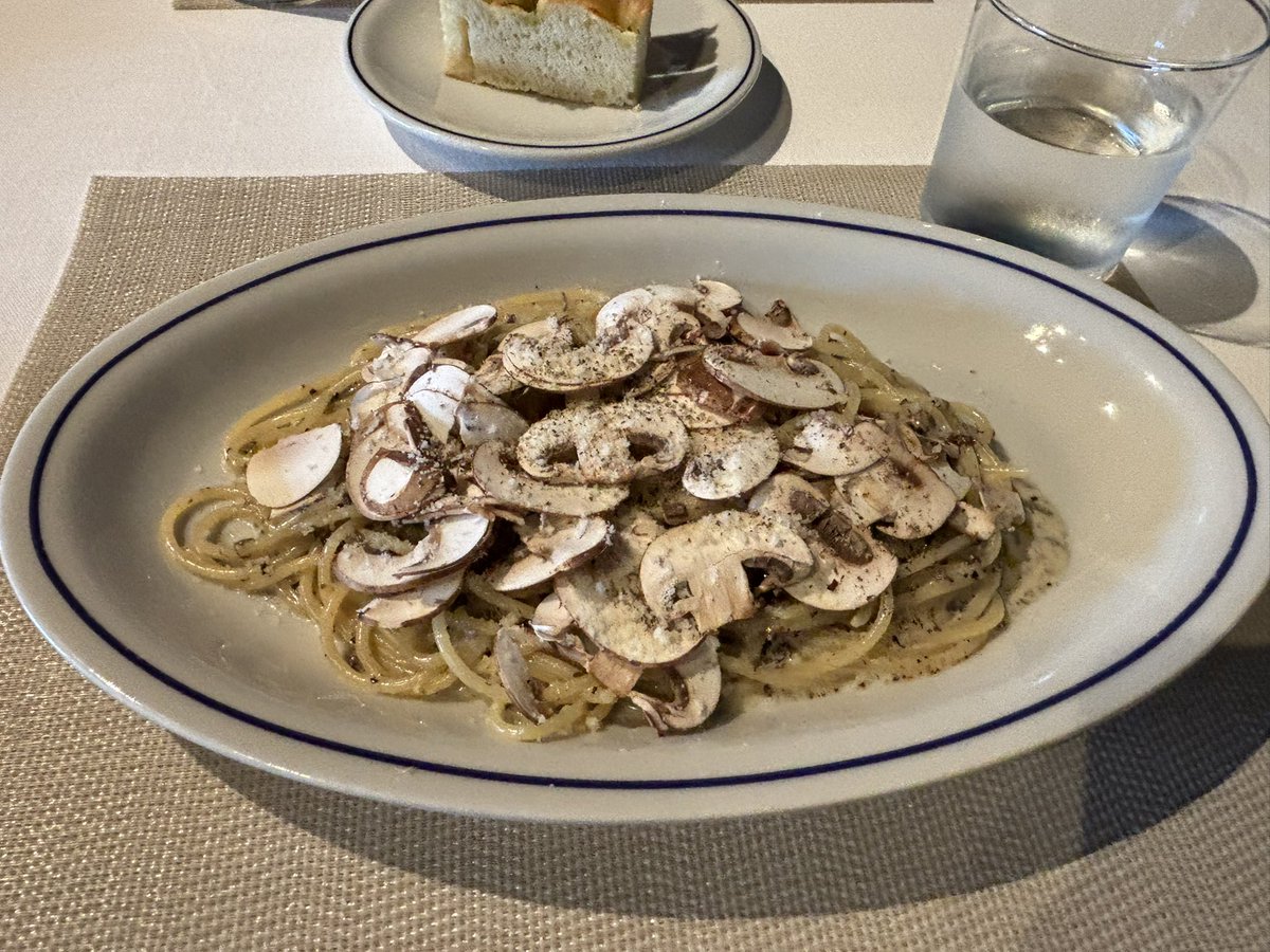 kinishimasen's tweet photo. フレッシュマッシュルームたっぷりのクリームパスタ。ピスタチオのケーキとイタリアのワインを使ったソルベ。美味。良いイタリアン納め。 #cross47 https://t.co/GPAB274ehr