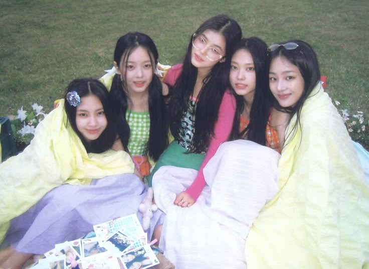 renebxebxe's tweet image. 2022 #WeAreNewJeans
2023 #Year_of_NewJeans
2024 #NewJeans_is_Everywhere
2025 #NewJeansNeverDies