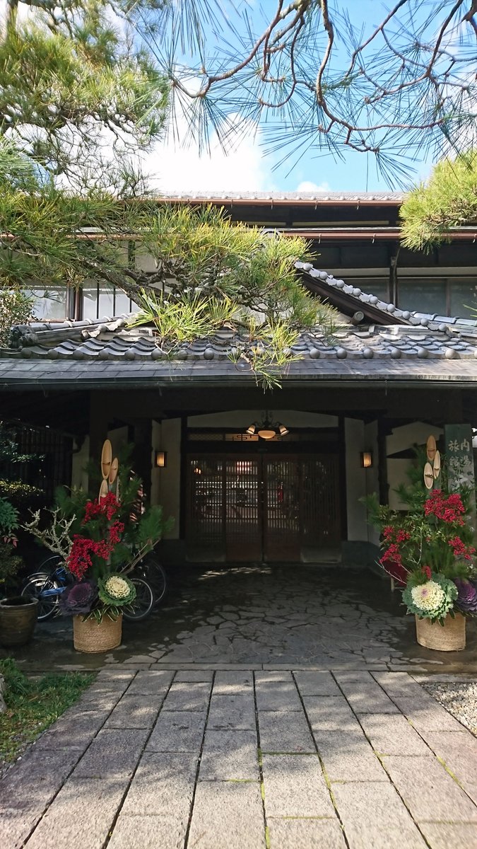 Time to start getting the ryokan ready for the new year celebrations, starting with the Kadomatsu gate pines.

Nanten branches feature heavily in our Kadomatsu since they are the namesake of the ryokan and grow in abundance in the gardens and surrounding village.