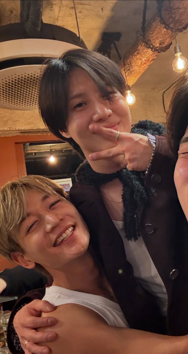sayabukan_meji's tweet image. The concept of Taemin hugging Minho like a koala everytime he gets drunk