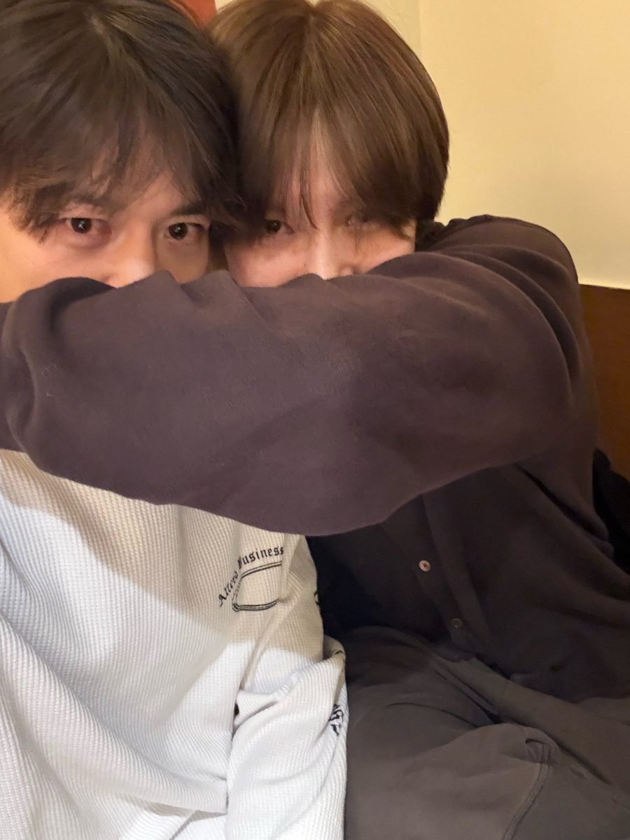 sayabukan_meji's tweet image. The concept of Taemin hugging Minho like a koala everytime he gets drunk