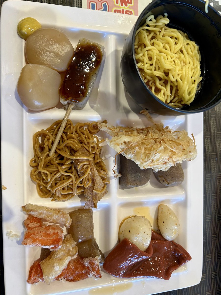 群馬のこんにゃくパーク、工場見学や足湯が無料、全てこんにゃくで作られてるバイキングも無料、設定ガバガバで300円で2個取れるUFOキャッチャー、400円で山盛り盛ってくれるスパイシー唐揚げ、そして日曜なのにストレス無く周れるの控えめに最高過ぎるんだけど…