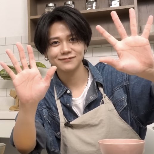 手もでかいし、顔も小さいし、ビジュ良すぎるし 藤牧京介くんかわいい