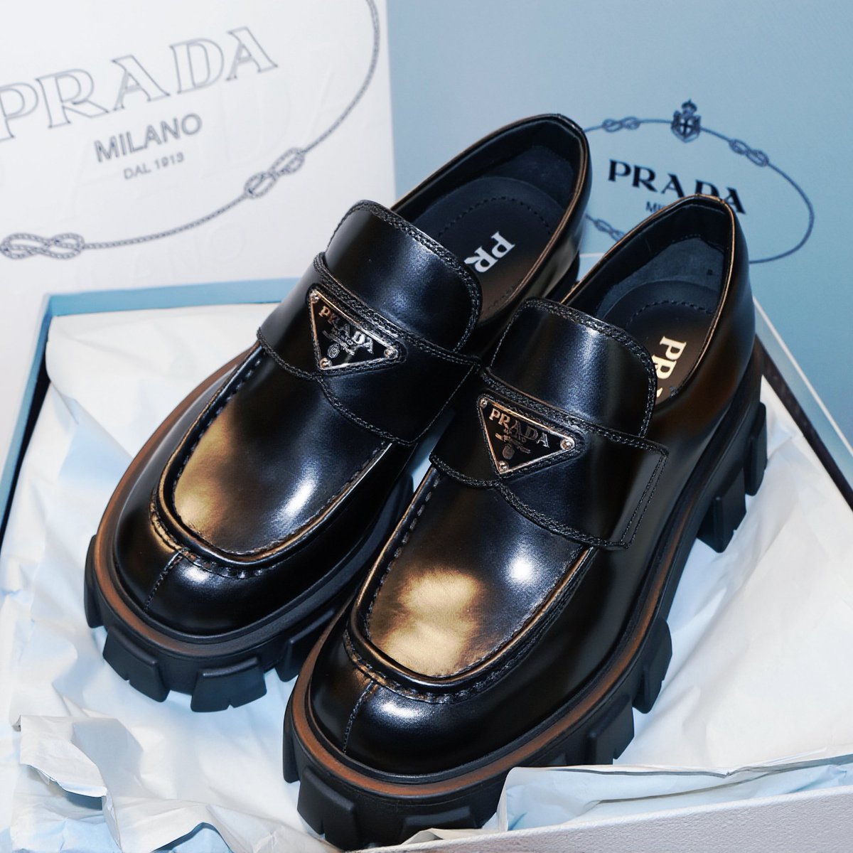 PRADA ブラック エナメル ローファー　モノリス PRADA ブラック エナメル ローファーモノリス
