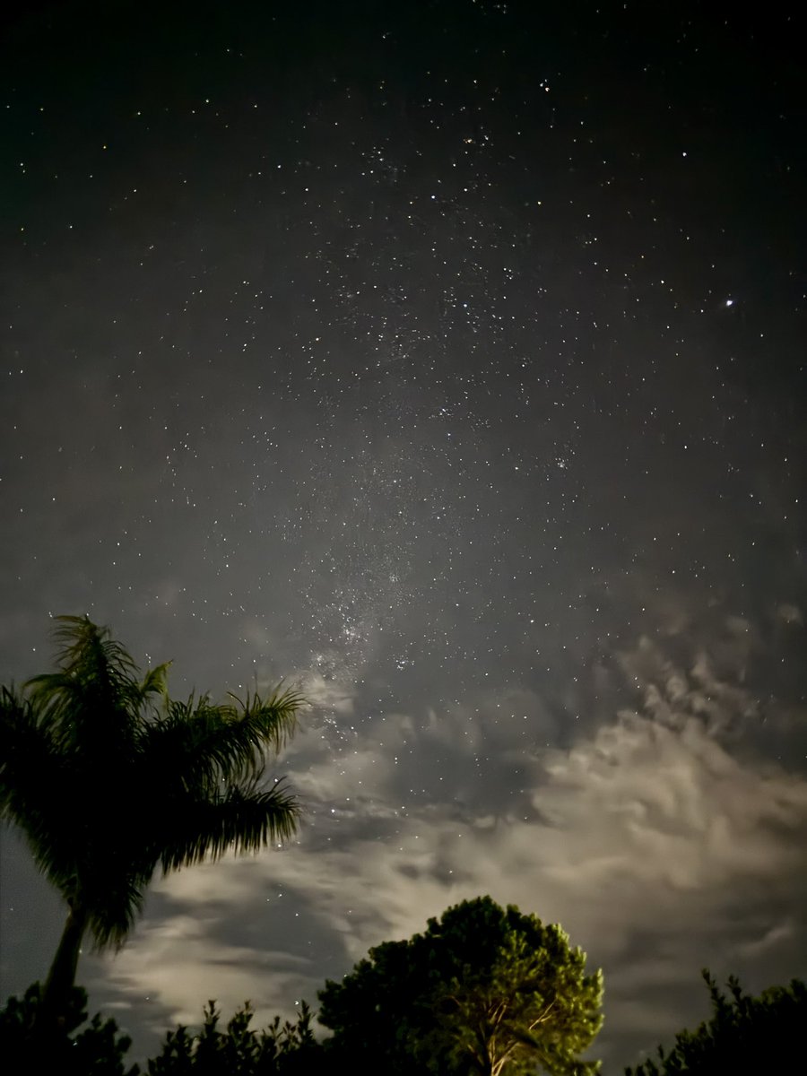 arcticritics's tweet image. meu pai me acordou e disse

gi, vem ver o céu