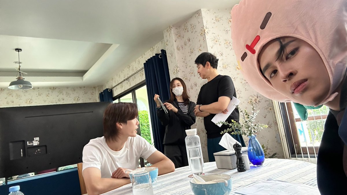 xiseks's tweet image. ท่านก็กดถ่ายของท่านตลอด ตอนซ้อมก็ถ่าย… ทำให้ฉันและน้องคอนตินิว เหมือนวิญญาณในบ้าน #MeAndTheeSeriesEP7