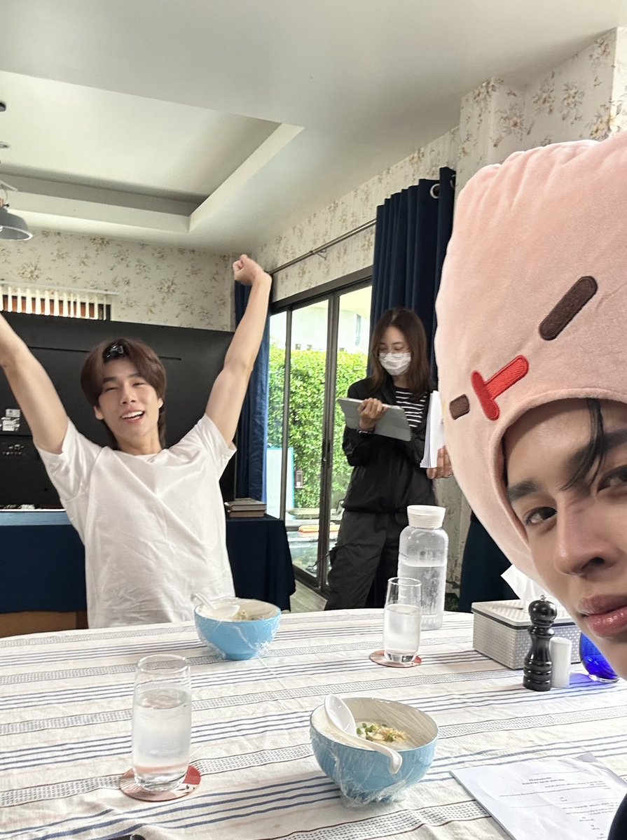 xiseks's tweet image. ท่านก็กดถ่ายของท่านตลอด ตอนซ้อมก็ถ่าย… ทำให้ฉันและน้องคอนตินิว เหมือนวิญญาณในบ้าน #MeAndTheeSeriesEP7