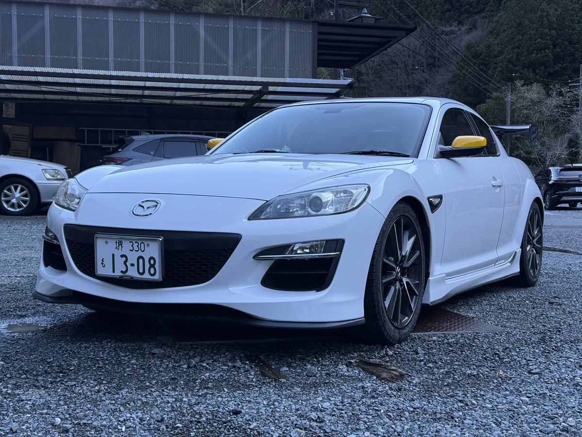 Yamaeight_SE's tweet photo. 洗車をしてたら、パパ上に正月飾りを車内に入れられた8君 https://t.co/AZt8fAOexG