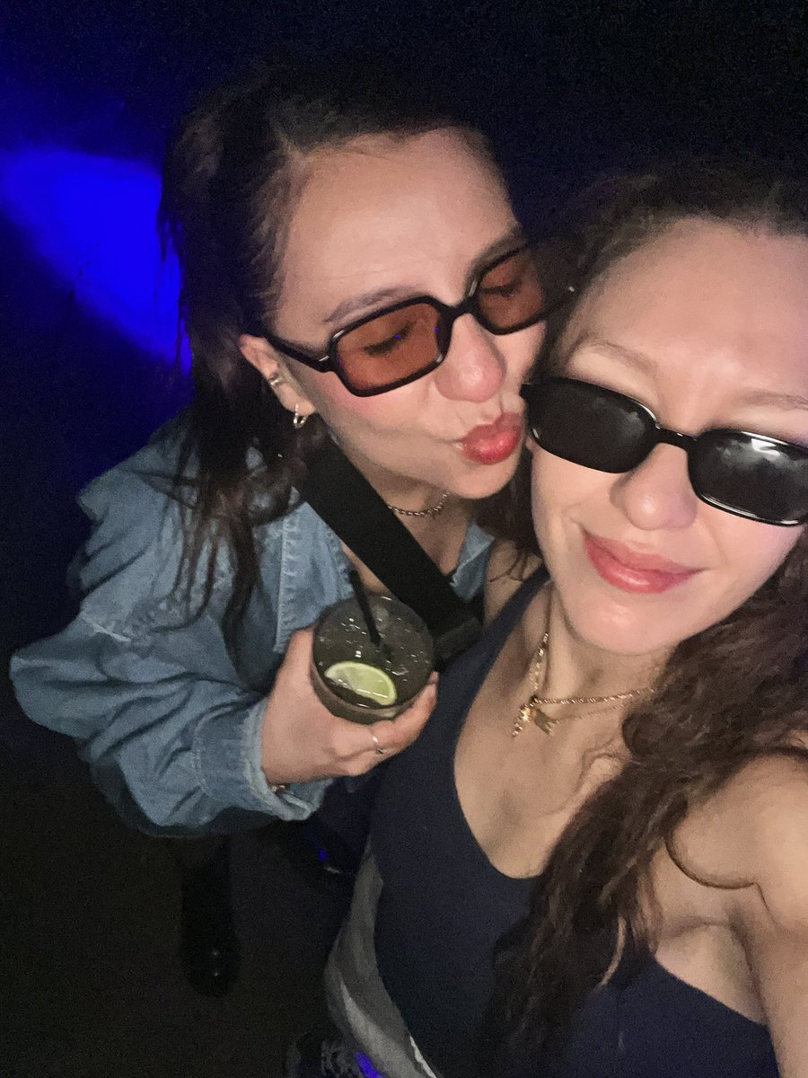 helly r. tweet media