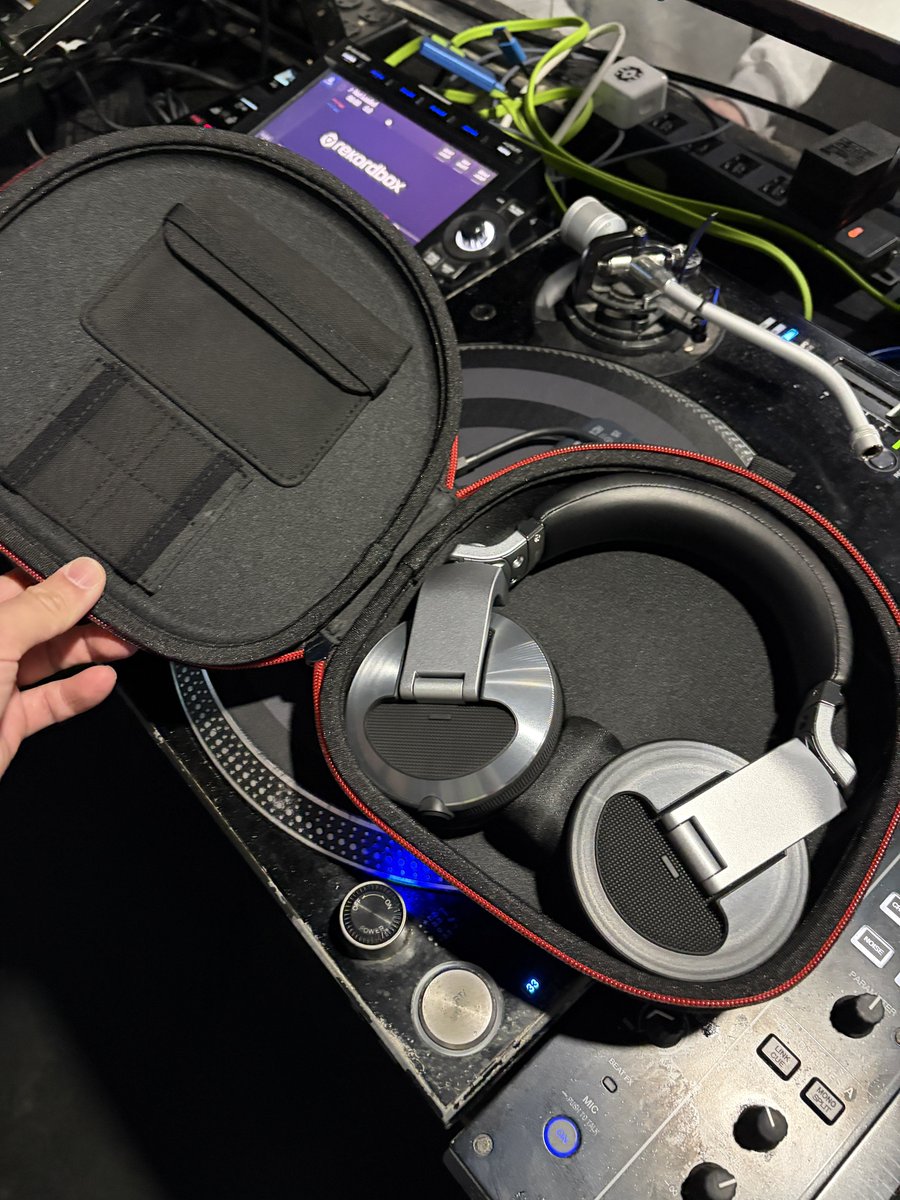 choroyama's tweet image. 見て！買ったばかりのヘッドフォンだよ！って開けたらケーブル入ってなくて今日使えない