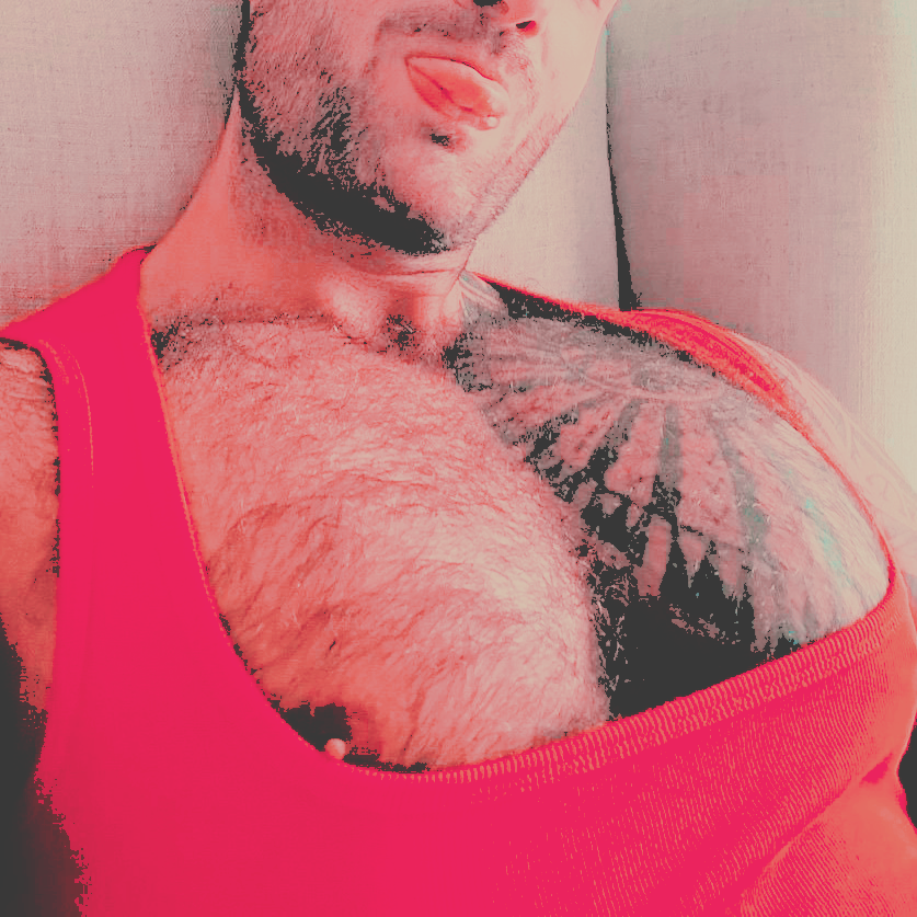STYLINGSTUD's tweet photo. I still look damn fine in red, don't I? https://t.co/YxUdiShPsC