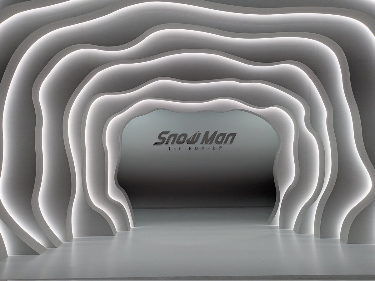 Snow Man ポップアップ in大阪 写真撮るので混み合う(つっかえる)時も
