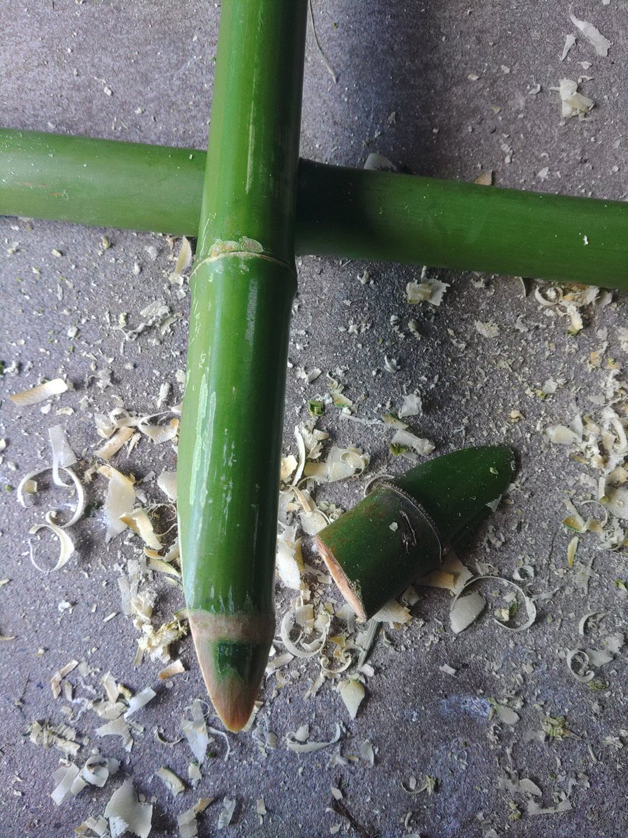 新年用の竹槍を作っている。