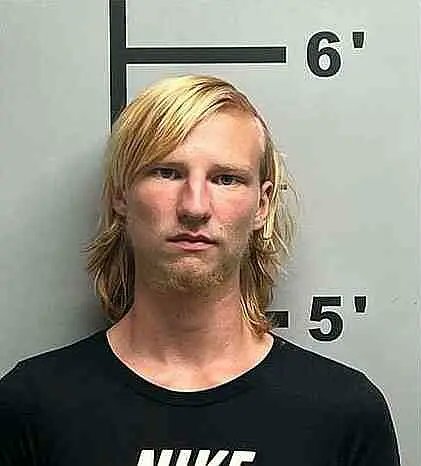 阿肯色有俩小青年把自己刚出生俩月的娃卖了🥲（就是下面图里这俩）

只为了换六罐啤酒和＄1000

俩人是重度赤贫…睡在露营地的车里
妻子怀孕前，因为养不起娃，男方在网上发起众筹，请大家捐点
孩子出生后，大家网上捐那点杯水车薪…本是住在汽车旅馆中的俩人，一养娃、钱迅速花光，只能露宿街头营地里