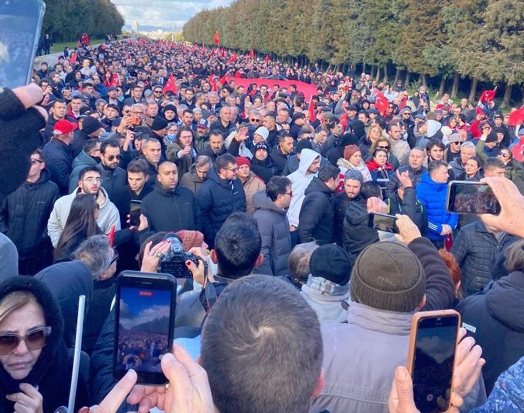 Anitkabirde ki binlerce vatan evladiyla anket yapilsaydi Zafer Partisine % kac oy cikardi acaba! Küstürdükleriniz; görevlendirdiklerinizden fazla.. Hani Adam Satmak Yoktu <a href="/zaferpartisi/">Zafer Partisi</a>