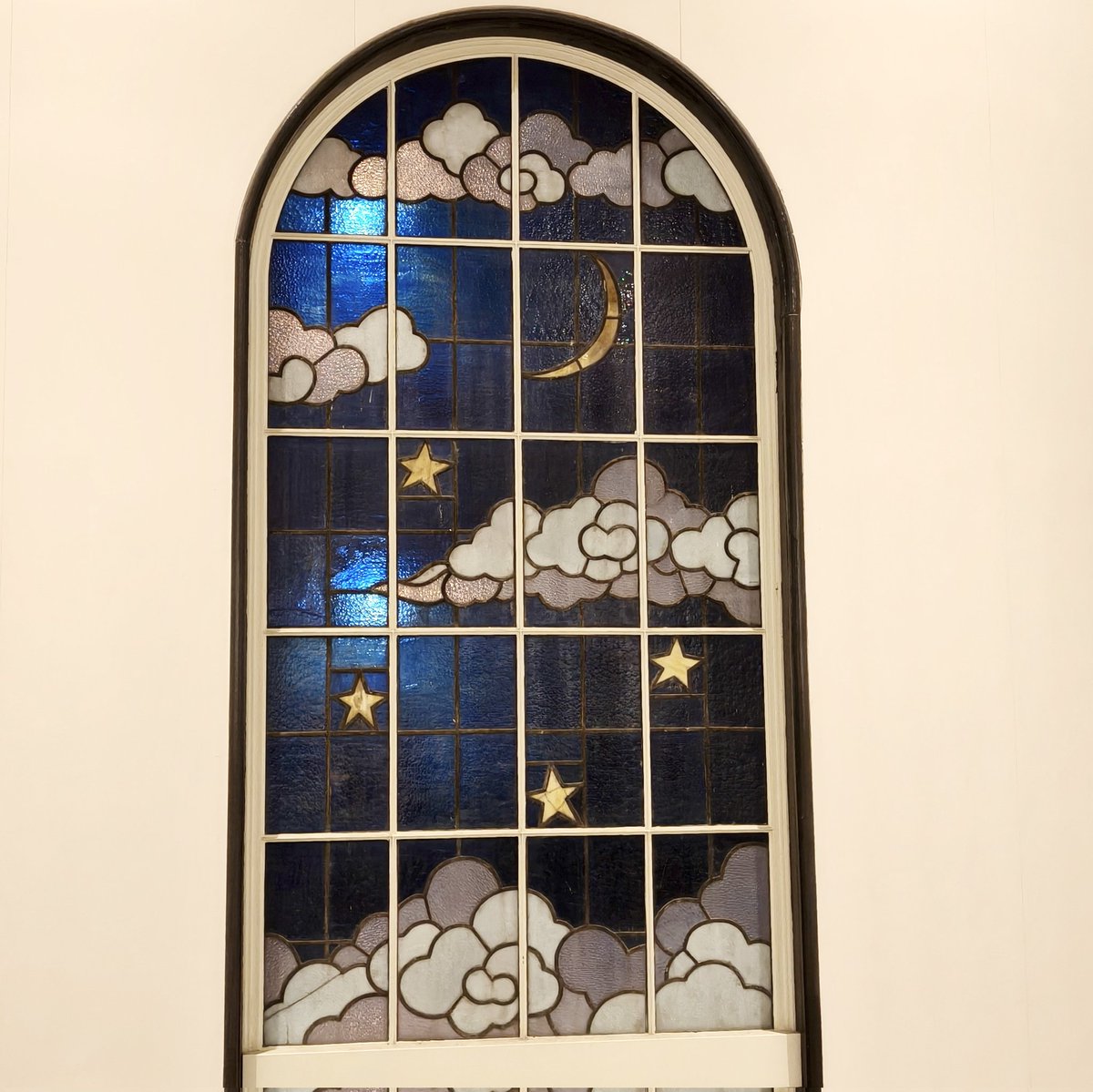 今回の別府旅ではこちらへも
別府市中央公民館(旧公会堂)
いつも観光ほぼしてなくて友達に聞くまで存在を知らなかった😂
昭和初期の近代建築で外観も煉瓦造でとても素敵でした。夜しか行けてないので外の写真撮れてない＆明るい美しいステンドグラスの写真は翌朝見に行ったお友達からのお裾分けです🥹