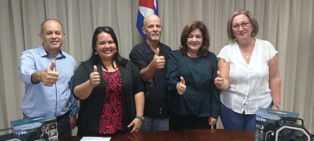 Deb_invexCuba's tweet photo. Agradecimos en el @MINCEX_CUBA al proyecto #PICLA de #Hanzhou, #China 🇨🇳, no sólo su importante donativo, sino su empeño y concreción de proyectos conjuntos en #Cuba🇨🇺 y #China🇨🇳 para contribuir al desarrollo del país. #YVamosporMás #100AñosConFidel 🇨🇺🇨🇳 https://t.co/Sj0ZY1TKYe