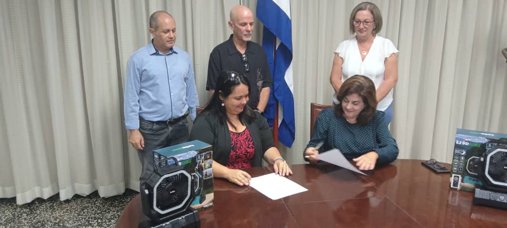 Deb_invexCuba's tweet photo. Agradecimos en el @MINCEX_CUBA al proyecto #PICLA de #Hanzhou, #China 🇨🇳, no sólo su importante donativo, sino su empeño y concreción de proyectos conjuntos en #Cuba🇨🇺 y #China🇨🇳 para contribuir al desarrollo del país. #YVamosporMás #100AñosConFidel 🇨🇺🇨🇳 https://t.co/Sj0ZY1TKYe