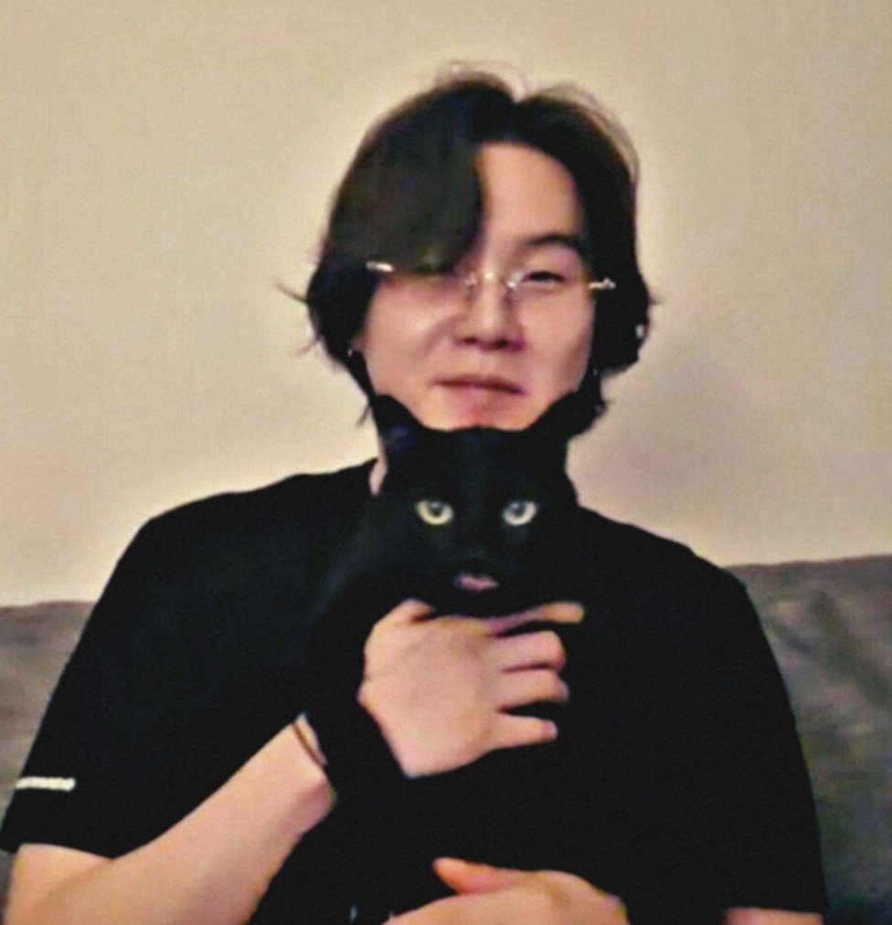 skjnition's tweet image. 3 years ago we found out yoongi has a mysterious black cat through a screenshot of his gallery and today yoongi is showing tang off on his live we came so far !😭