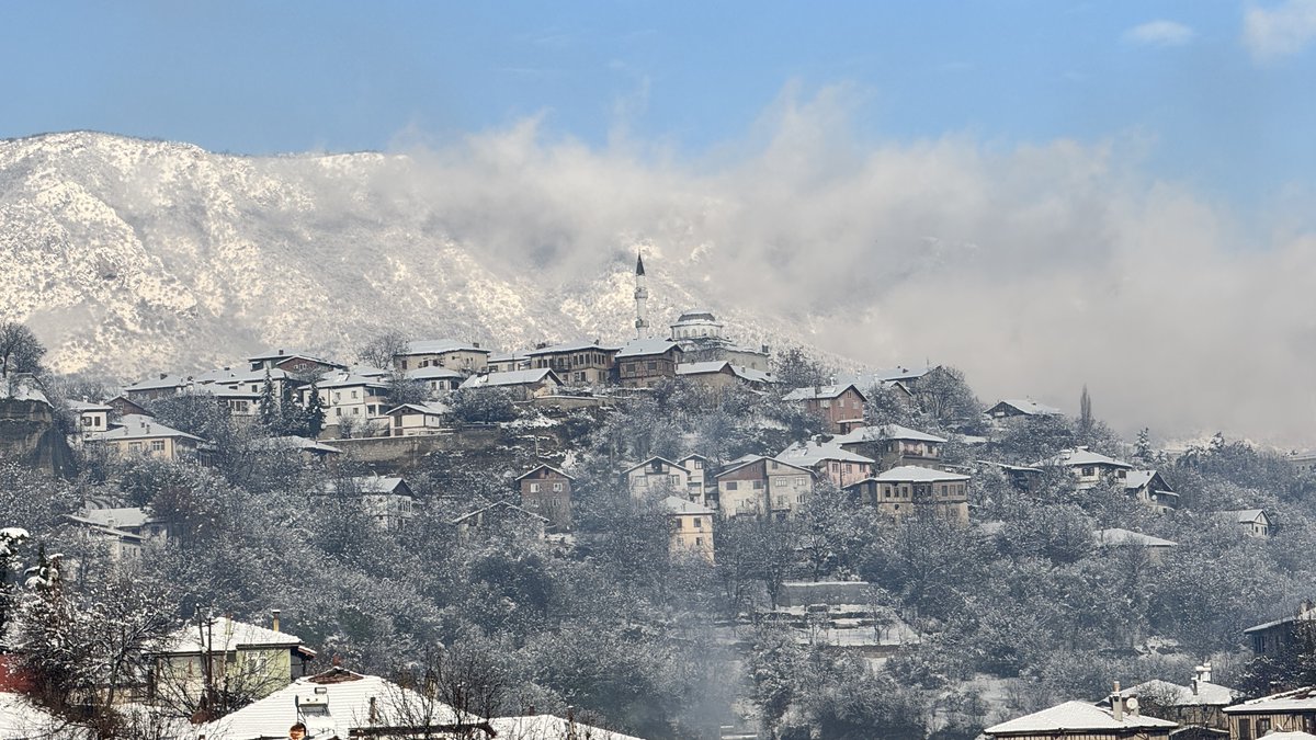 Havanın soğuk olmasına rağmen güneşin de yüzünü göstermesiyle, yaklaşık 3 bin yıllık geçmişe sahip Safranbolu'nun Tarihi Çarşı bölgesinde yer alan han, hamam, cami, çeşme ve konaklar, kar örtüsüyle birlikte görsel bir şölen sundu.