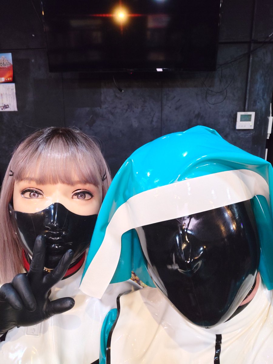ZMISOPA's tweet photo. ず��と行きたかったゴム酒場に行ってきました😆いろいろ堪能した〜
#ゴム酒場  #rubber  ＃latex https://t.co/GxBo1YqmgJ
