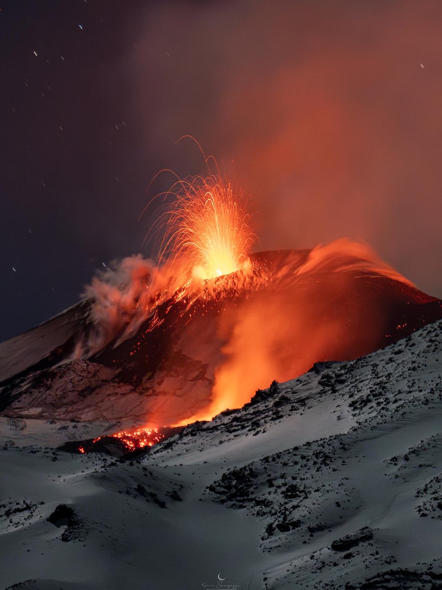 Italia24HLive's tweet image. 🌋Foto di Kevin Saragozza delle fontane di lava di questa notte nel Cratere di Nord-Est dell'Etna.