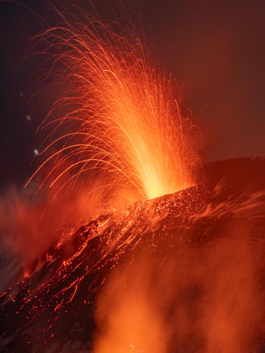 Italia24HLive's tweet image. 🌋Foto di Kevin Saragozza delle fontane di lava di questa notte nel Cratere di Nord-Est dell'Etna.