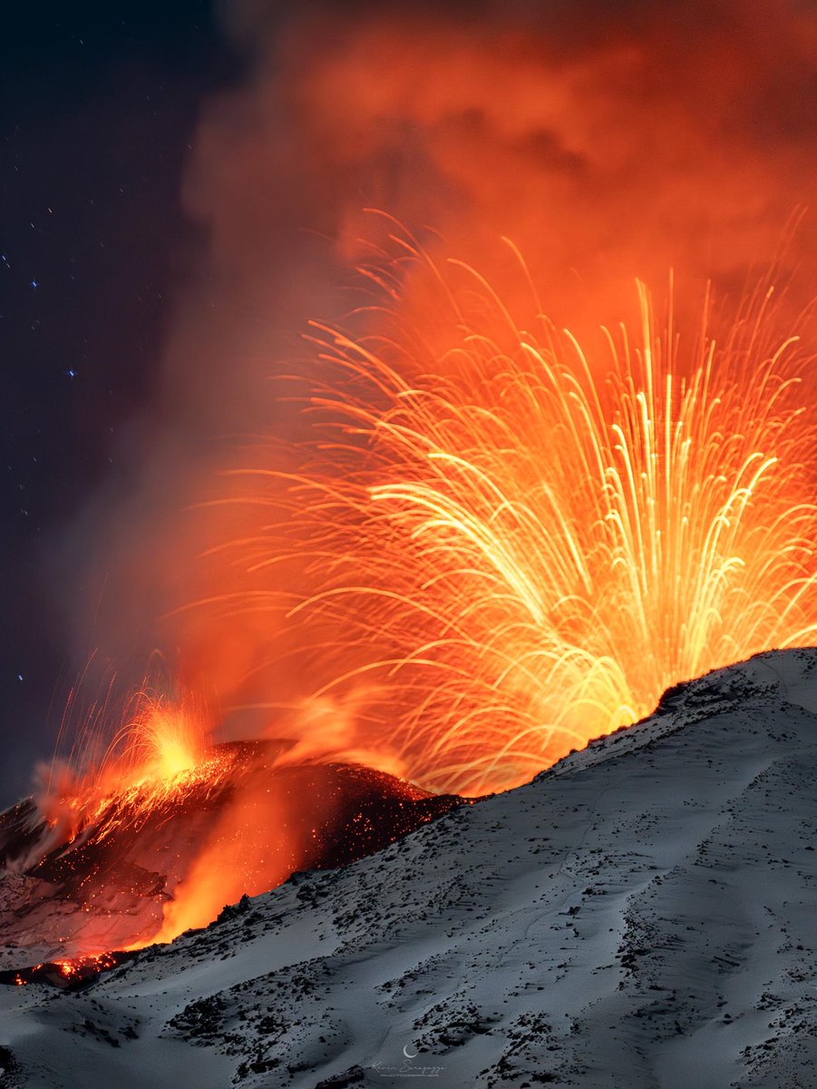 Italia24HLive's tweet image. 🌋Foto di Kevin Saragozza delle fontane di lava di questa notte nel Cratere di Nord-Est dell'Etna.