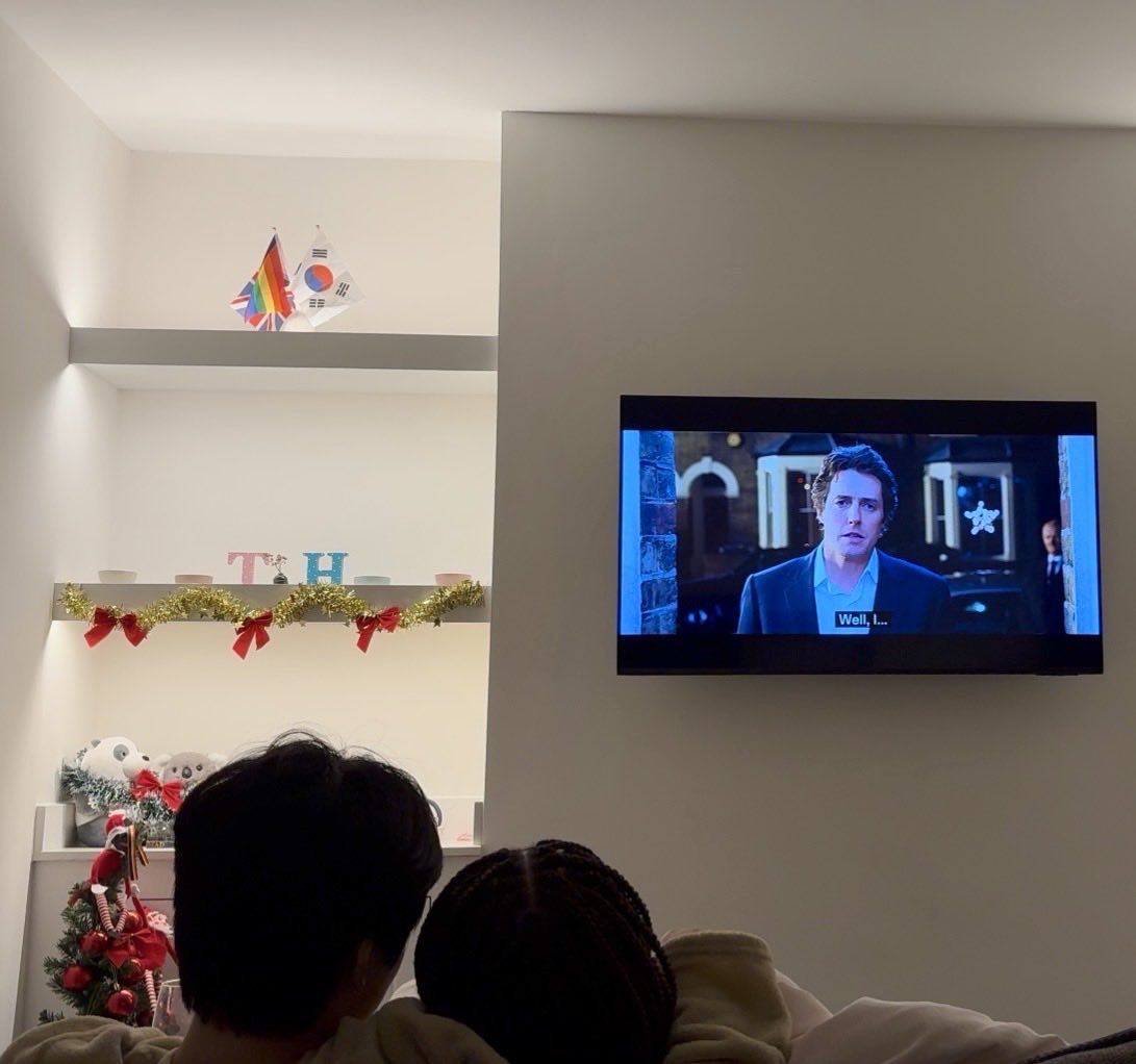 어제는 공식적으로 ‘톤히 크리스마스’로 정해서 둘만의 작고 귀여운 크리스마스를 보냈어요. 진짜 완벽했어요 🥰🎄