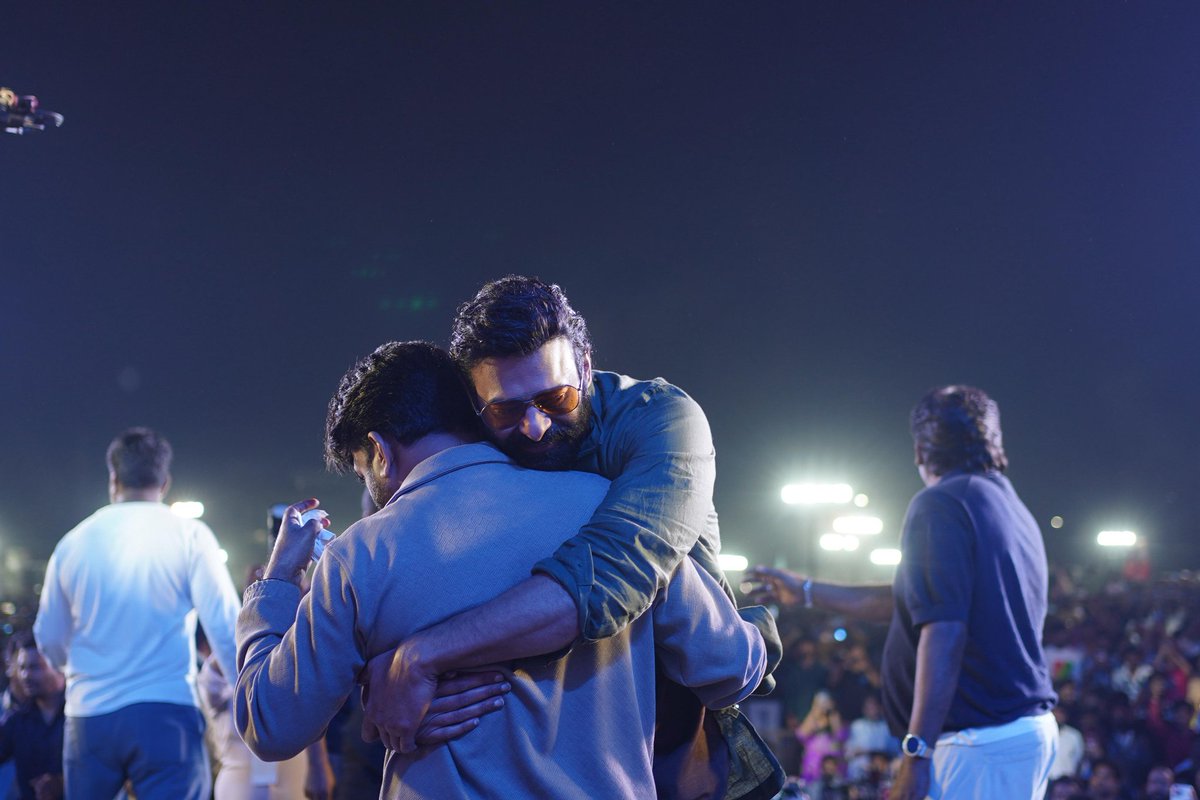 DirectorMaruthi's tweet photo. My king 👑 
Thanks for everything darling
 🫶❤️🤗
#TheRajaSaabOnJan9th https://t.co/kbULjAtQsT