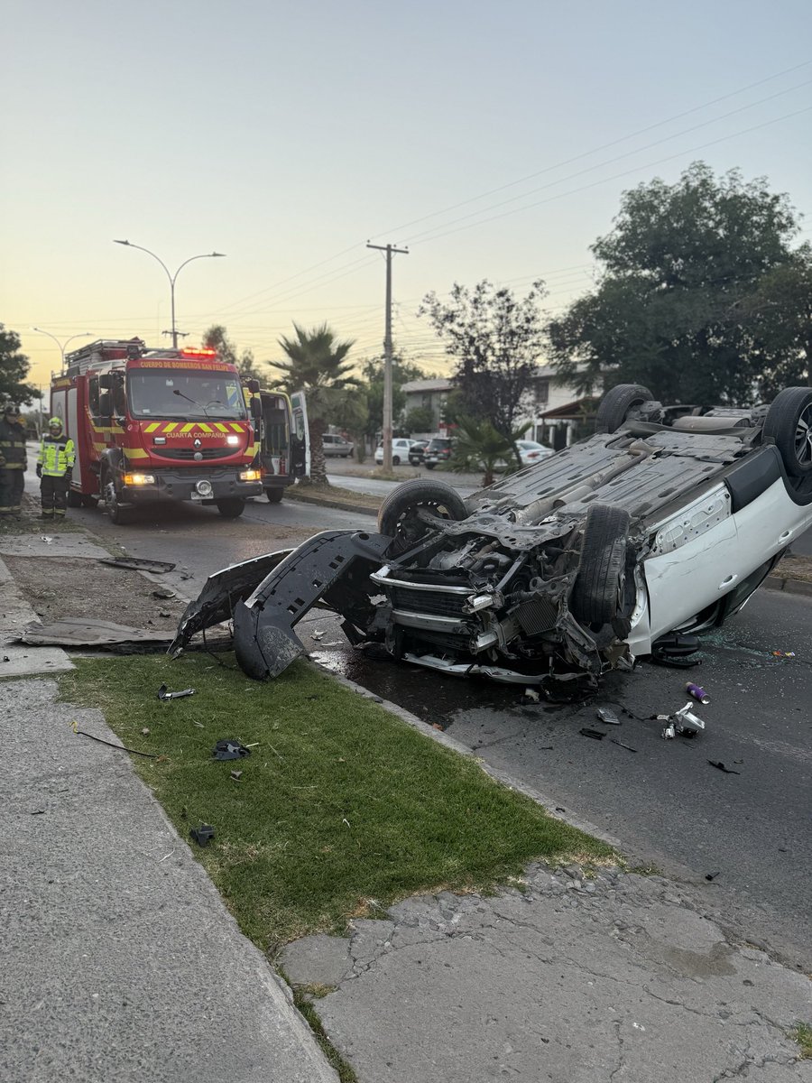 Angelo_Perez_C's tweet photo. Vehículo menor pierde el control y termina volcado, un lesionado que sale por sus medios, atendido por personal de Samu. Voluntarios de Bomberos trabaja en el lugar. Avenida Miraflores con Víctor Lafon. https://t.co/tKlblua4CL