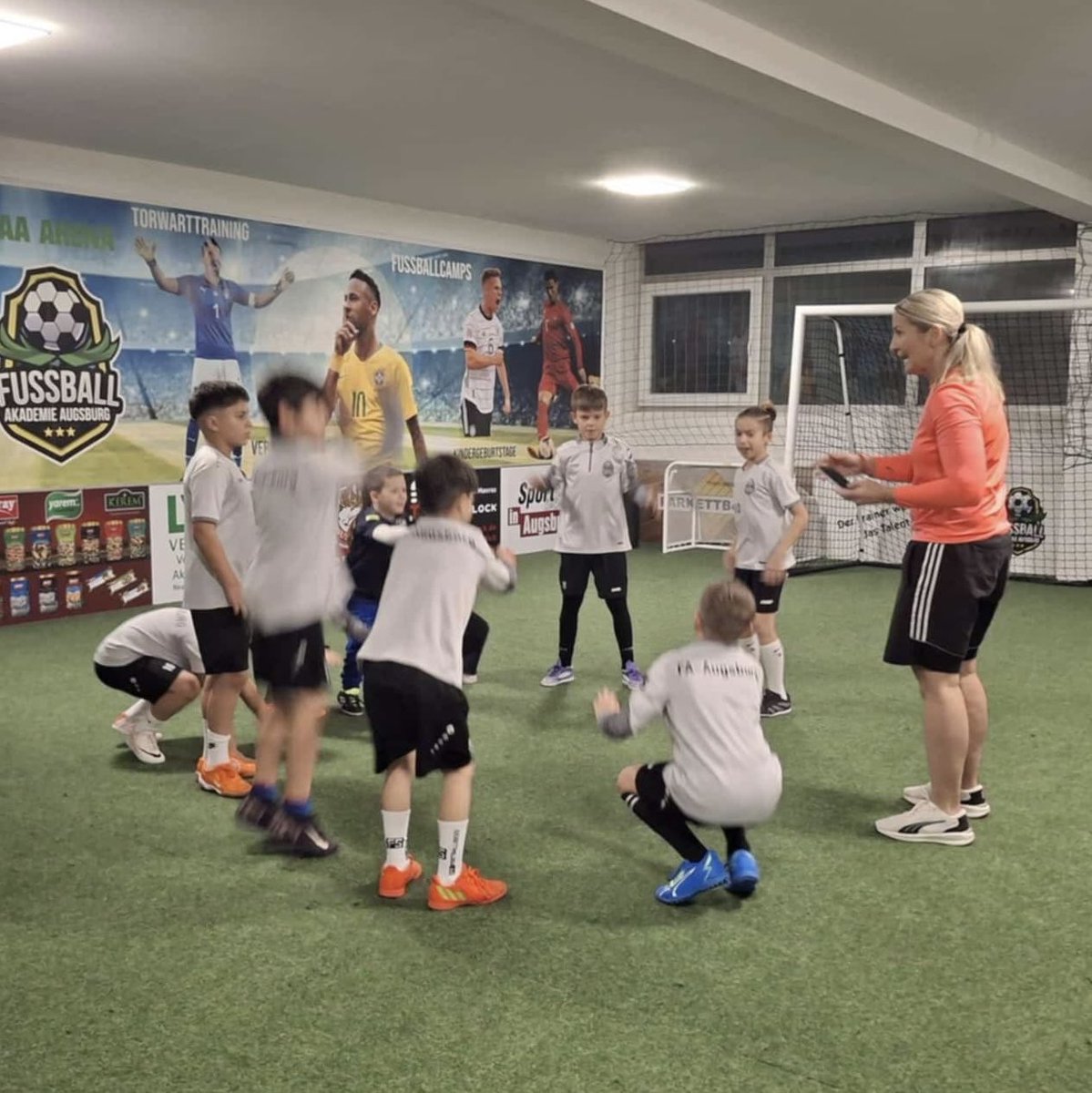 NikkiAdler's tweet photo. ⚽ Fußball meets Boxen 🥊
Boxtraining für junge Fußballer der Fußballakademie Augsburg 🫶🏻 volle Power, starke Athletik und richtig gute Fitness!
Genau solche Einheiten zeigen, wie wertvoll vielseitiges Training für junge Sportler ist. 💪 https://t.co/vADvC4iMrU