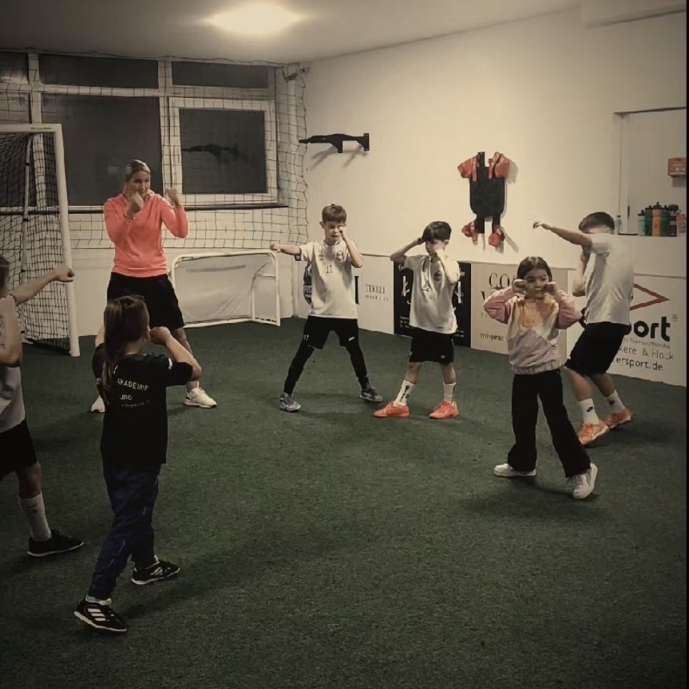 NikkiAdler's tweet photo. ⚽ Fußball meets Boxen 🥊
Boxtraining für junge Fußballer der Fußballakademie Augsburg 🫶🏻 volle Power, starke Athletik und richtig gute Fitness!
Genau solche Einheiten zeigen, wie wertvoll vielseitiges Training für junge Sportler ist. 💪 https://t.co/vADvC4iMrU