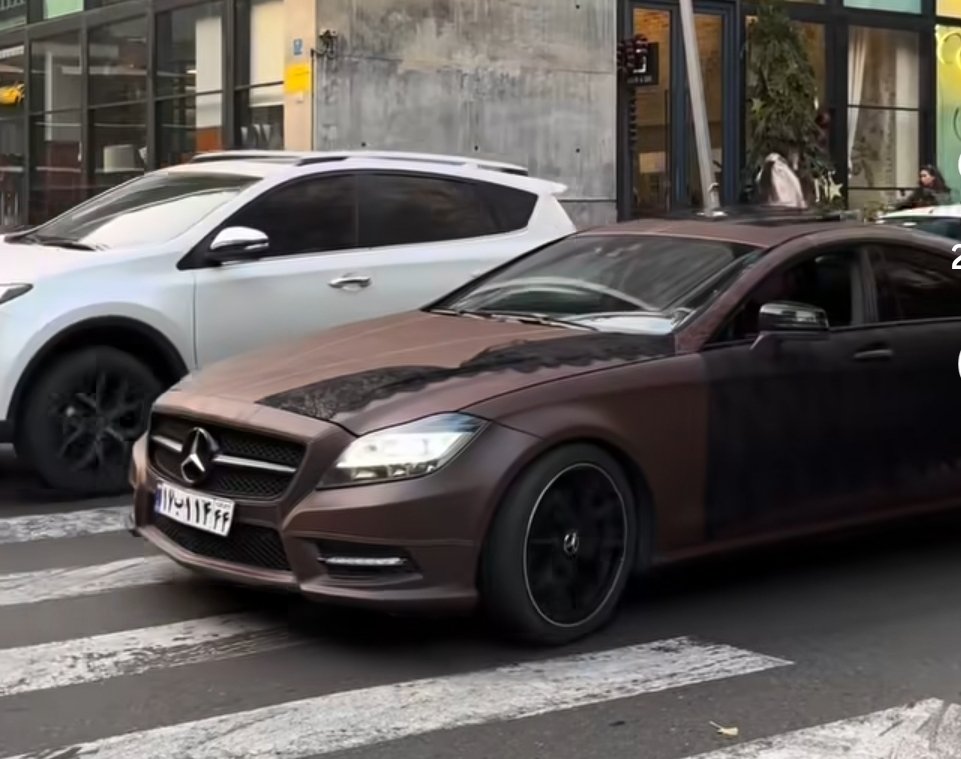 فقط یه کدی بی‌سلیقه تازه به دوران رسیده میتونه بنز رو قهوه‌ای کنه روش گیپور بزنه