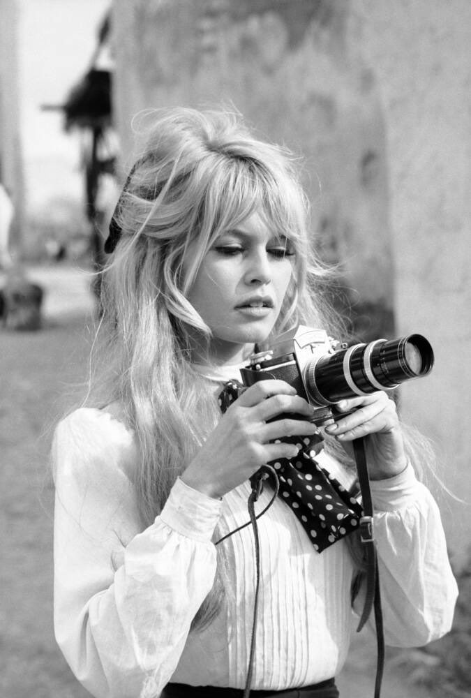 Toutes les figures qui ont marqué notre pays ce dernier siècle nous quittent petit à petit pour laisser un grand vide dans le paysage culturel français. Icône du cinéma français et de la beauté, Brigitte Bardot à jamais.