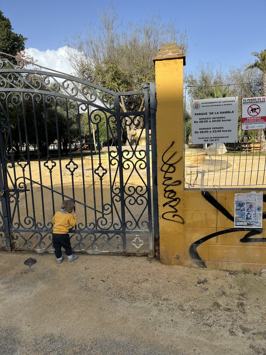 mariKeit's tweet photo. @AytoCartagenaES penoso es tener un parque que este cerrado sin motivo alguno cuando debería estar abierto desde las 8 y son las 11 https://t.co/jZMxhULsNR