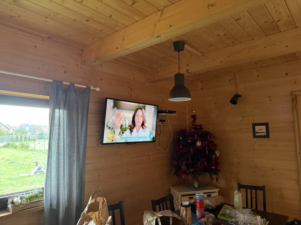 Idealną harmonia. W kominku płonie konar. Suki biegają po obejściu. Ja piszę książkę, a Konkubina ogląda w TVN wzruszający wywiad, na początku którego Ewa Drzyzga klęknęła przed Bożeną Walter.