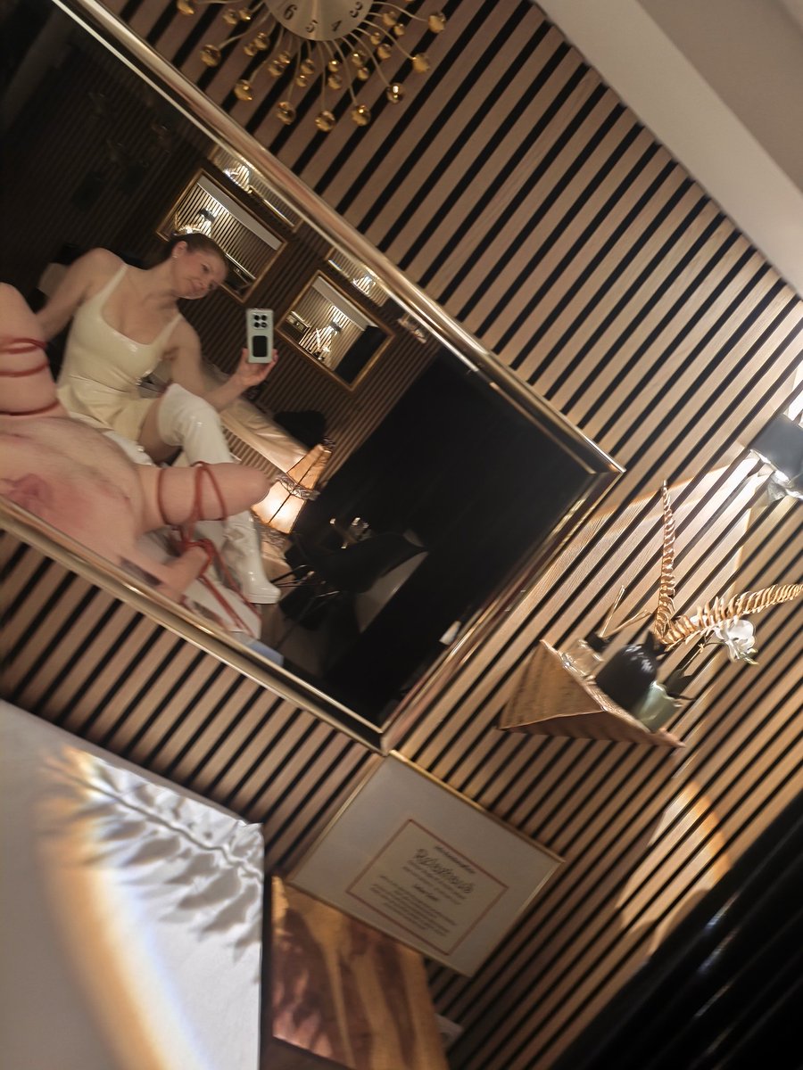 WandaWhiteSin's tweet photo. Ich liebe meine roten Seile.. hilflos mit gespreizten Beinen und den Händen an die Beine gefesselt liegt er da. Mein Lustopfer hat mich mal wieder unterschätzt. 😈

#shibari #femdom #domina #latex https://t.co/7Qs8UhC5Cu