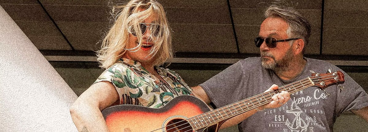 Muziek is de bloedsomloop van mijn leven. BORELING is daarom doorspekt met flarden van songteksten, van 'kleine' NL-acts tot iconische bands als Fugazi, Marillion en Cardiacs – en eentje van mijzelf. Welke en waarom lees je op martinkoot.nl/songteksten.