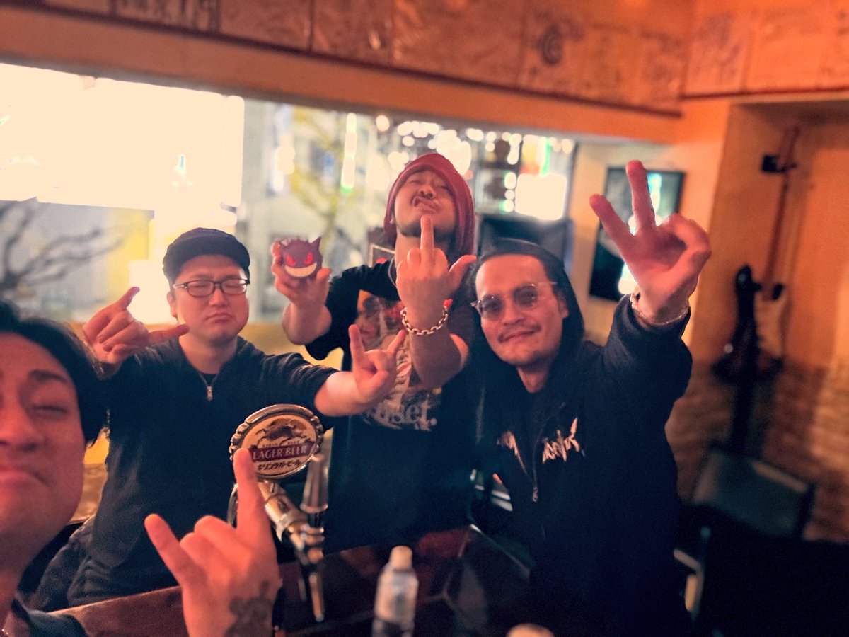 DiceInn's tweet image. DICE19時オープン！！

看板出しに出たらいた・・・

助けてください

RIU＆やんぐでお待ちしてまっす！