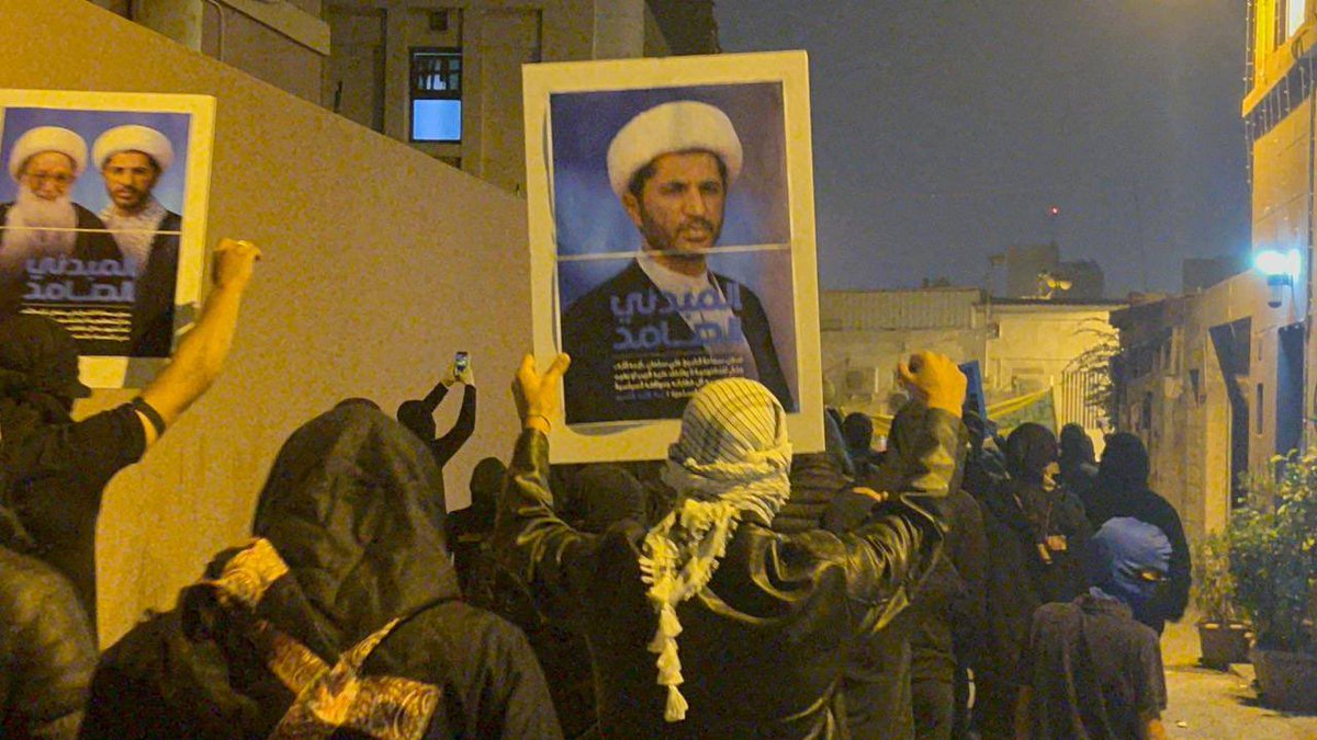 شباب القرية يتظاهرون تزامناً في ذكرى اعتقال الشيخ علي سلمان ومطالبين بالإفراج عن الاستاذ حسن مشيمع - الدراز

#الدراز #البحرين #Bahrain