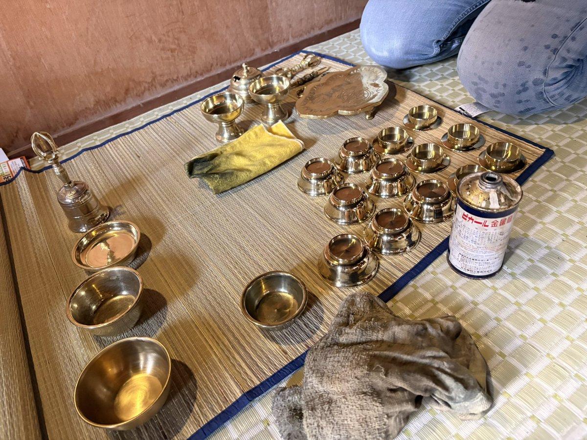TagaOomine's tweet photo. 本日はお堂の大掃除。
一年間お世話になった道場を片付けると、だいぶ広々とした感じがいたします。
以前に講で作った幟がありましたので、もし有志の方がいらっしゃれば幟の奉納も承りたく思います。
まずは一年間ありがとうございました。
良い新年をお迎えください。
#万灯呂山　#萬燈籠山不動堂 https://t.co/7PrOt7gvbU
