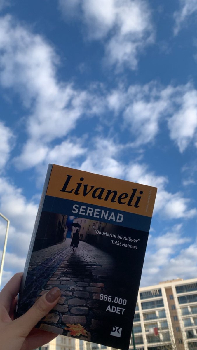 evrintk's tweet image. “Aramızdaki temel fark ne, biliyor musun? Sen insanlara baktığın zaman üniformalar, bayraklar ve din görüyorsun!”

“ Peki, sen ne görüyorsun bakalım?”

“ İnsan, sadece insan. Seven, acı çeken, acıkan, üşüyen, korkan bir insan”