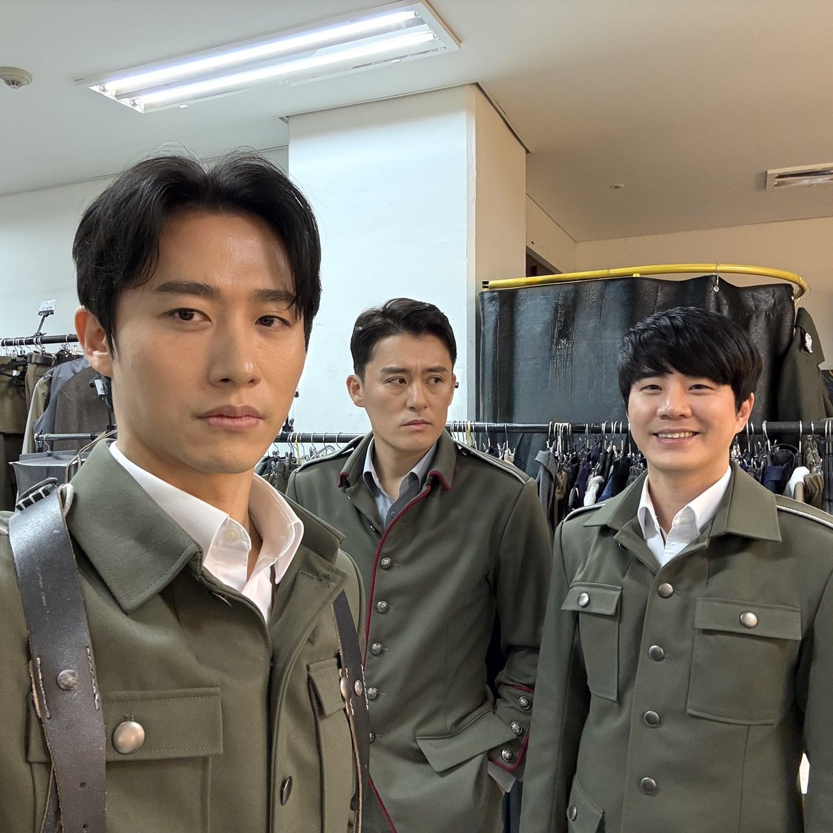 ⠀⠀⠀⠀⠀⠀⠀⠀⠀⠀⠀⠀⠀⠀⠀⠀⠀⠀⠀이렇게보여도
⠀⠀⠀⠀⠀⠀⠀⠀⠀⠀⠀⠀⠀⠀⠀⠀⠀⠀셋중막내가아님
⠀⠀
⠀⠀얘가 막내임
⠀⠀
⠀⠀⠀⠀⠀⠀⠀⠀ ⠀⠀그냥최쟤웅