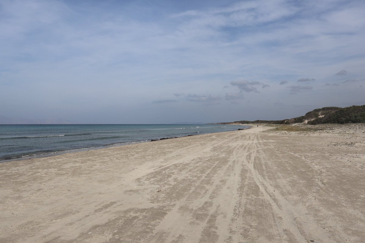 A calm midday stroll at Kochilari Beach, Kefalos. 🌊☁️

Soft Mediterranean light and an almost empty shoreline. This is the serene side of Kos that most summer visitors never get to see.

📽️ Full 4K Walk: youtu.be/cycL6wH1b2Q
🌐 discoveringkos.com

#Kefalos  #WinterWalk