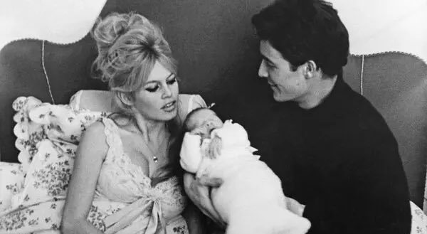Bardot sur la naissance de son fils : « C'était comme une tumeur qui s'était nourrie de moi, que j'avais portée dans ma chair tuméfiée, n'attendant que le moment béni où l'on m'en débarrasserait enfin. (…) J’aurais préféré accoucher d’un petit chien. »
femmeactuelle.fr/actu/news-actu…