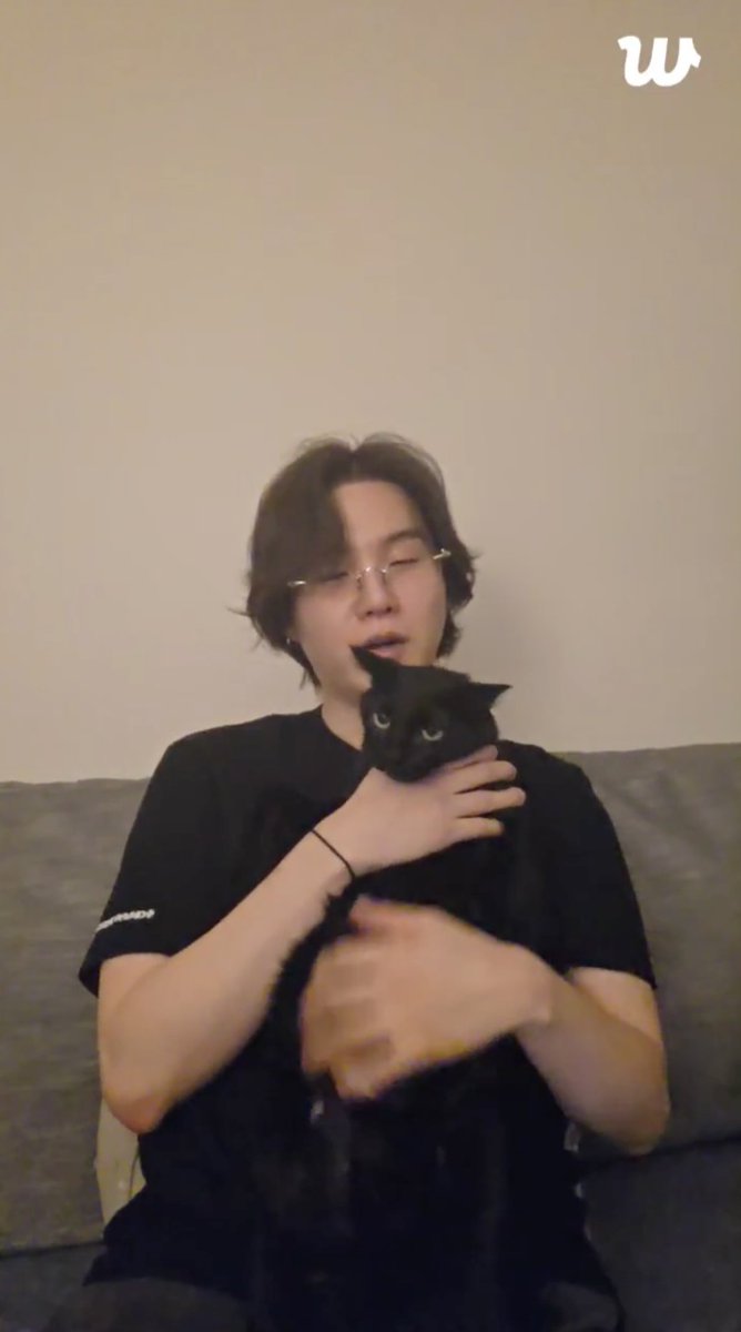 #SUGA: ก็ได้ ทังงา มาออกไลฟ์หน่อยมา ขึ้นมา ๆ แมวดำบ้านผมเองครับ นอน ๆ อยู่แล้วทำไมมาล่ะเนี่ย
#SUGA: น้องชื่อทังจากคำว่าซอลทัง (น้ำตาล) ครับ

weverse.io/bts/live/4-216…