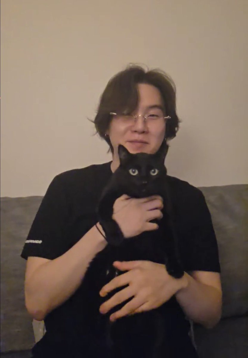 YOONGI’S CAT DEBUT 😭😭😭😭😭