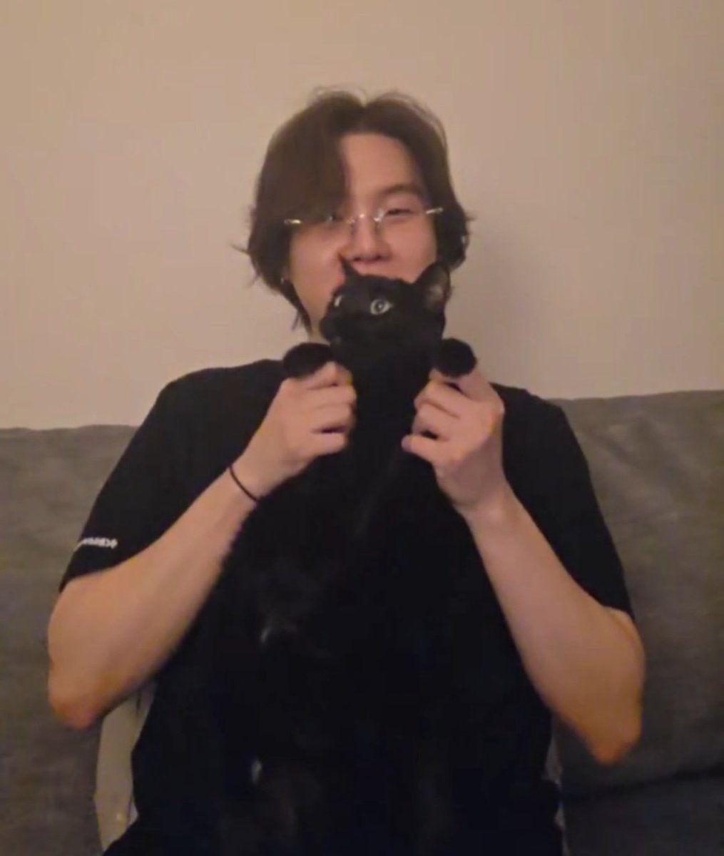 sugatradamus's tweet image. YOONGI AND HIS CAT SUGAR