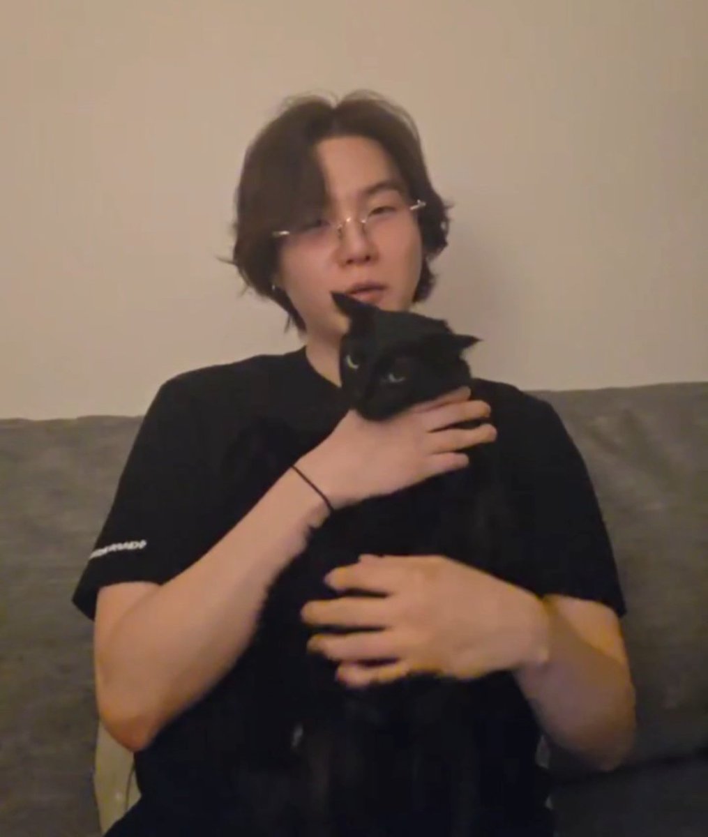 sugatradamus's tweet image. YOONGI AND HIS CAT SUGAR